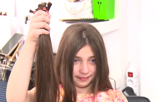 Deväťročná Mia z obce Tupá si nechala ostrihať vlasy, aby pomohla chorým deťom Deväťročná Mia z obce Tupá si nechala ostrihať vlasy, aby pomohla chorým deťom