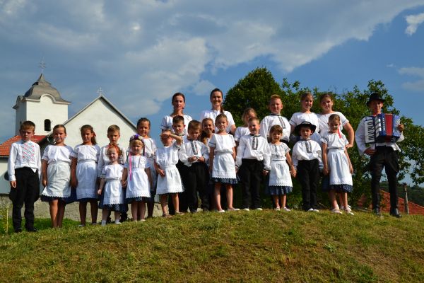 Perla Tekova - Dychová hudba z Pečeníc a Detský folklórny súbor Pečeničan Perla Tekova - Dychová hudba z Pečeníc a Detský folklórny súbor Pečeničan