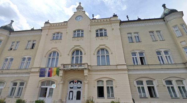 Levičania a poslanci zostali o zakopávaním uhynutých zvierat bez odpovedí, minister neprišiel Levičania a poslanci zostali o zakopávaním uhynutých zvierat bez odpovedí, minister neprišiel