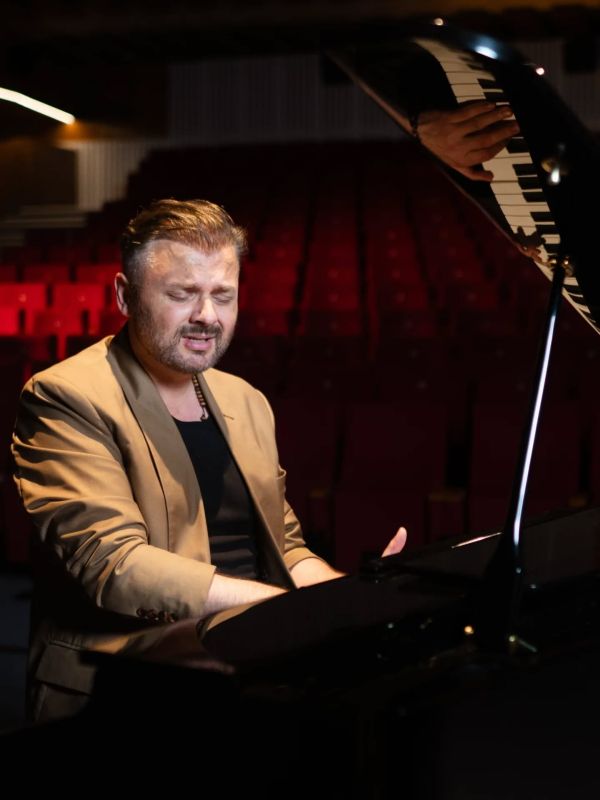 Hudobník, spevák, klavirista a skladateľ Norbert Pompa vydal novú skladbu a k nej klip s názvom Rovnováha