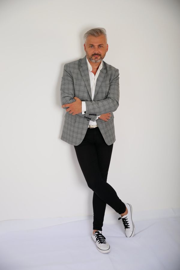 Hudobník, spevák, klavirista a skladateľ Norbert Pompa vydal novú skladbu a k nej klip s názvom Rovnováha