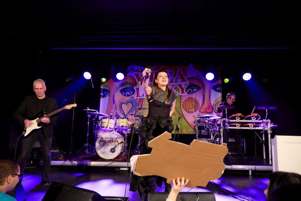 Piesne skupín ABBA a Oceán potešili deti na benefičnom koncerte Veľa lásky Piesne skupín ABBA a Oceán potešili deti na benefičnom koncerte Veľa lásky