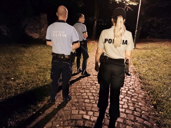 Policajti v Leviciach kontrolovali mladistvých na dodržiavanie verejného poriadku a zneužívanie alkoholu