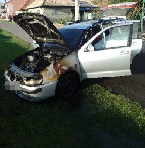 V obci Farná horelo osobné vozidlo
