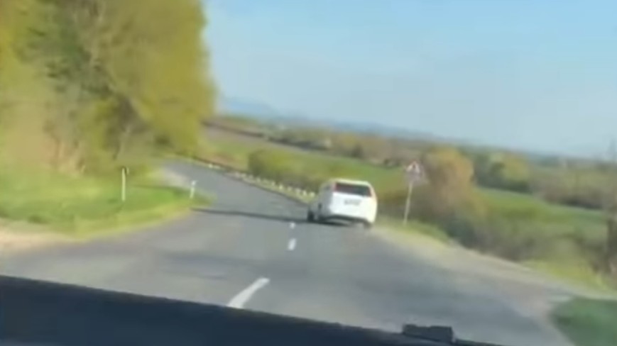V smere z Levíc na Jur nad Hronom jazdil s vozidlom z jednej strany na druhú a ohrozoval okolie (video)