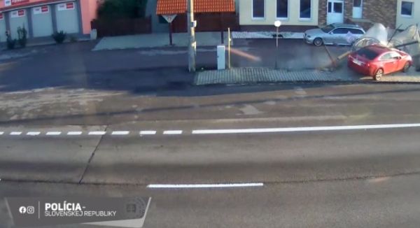 HROZIVÉ ZÁBERY Z HRKOVIEC: Osobné auto zrámovalo autobusovú zastávku, našťastie tam nikto nestál (video)