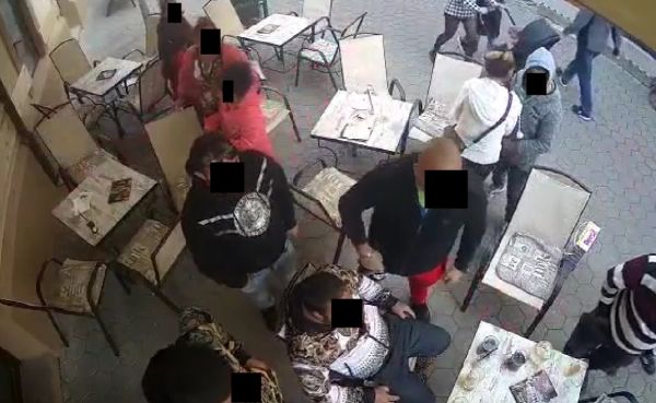 Bitka v centre Levíc: Po slovnej potýčke sa zaháňali palicami a hádzali stoličky