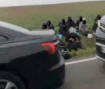 Medzi Levicami a Kalinčiakovom policajti zastavili vozidlo so 17 migrantmiMedzi Levicami a Kalinčiakovom policajti zastavili vozidlo so 17 migrantmi