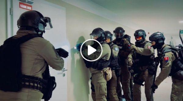 Policajný pohotovostný útvar cvičil zákrok pri násilnostiach chovancov detenčného ústavu v Hronovciach