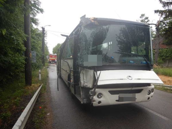 V obci Beša sa zrazilo osobné vozidlo s autobusom, zranili sa tri osoby