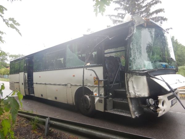 V obci Beša sa zrazilo osobné vozidlo s autobusom, zranili sa tri osoby