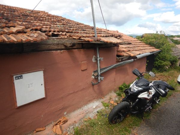 V Jabloňovciach nehoda dvoch motocyklov, motocyklistka sa pri páde zranila