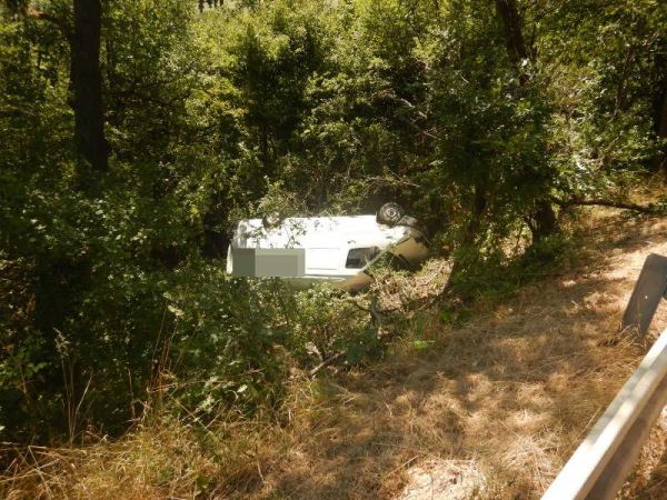 Medzi obcami Slatina a Plášťovce zišla dodávka mimo cesty a prevrátila sa na strechu