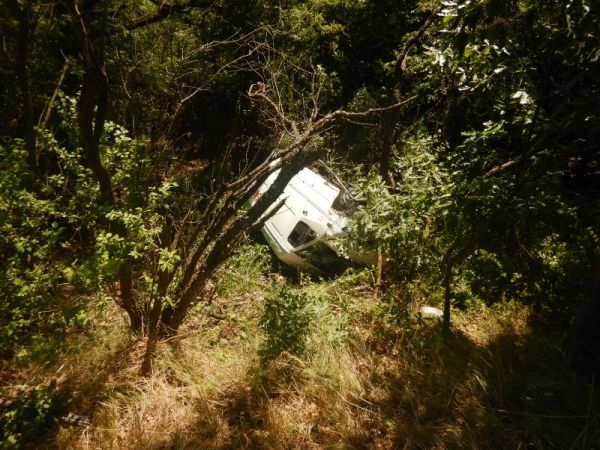 Medzi obcami Slatina a Plášťovce zišla dodávka mimo cesty a prevrátila sa na strechu
