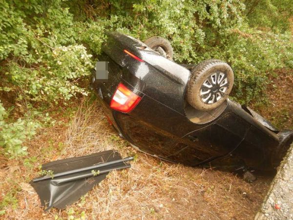 Medzi Sazdicami a Demandicami zišlo z cesty osobné vozidlo a prevrátilo sa na strechu