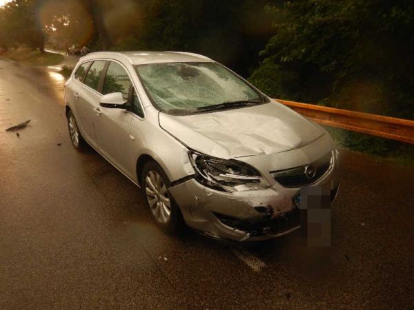 Medzi Preseľanmi nad Ipľom a Šahami motocyklistu vymrštilo na kapotu a čelné sklo vozidla