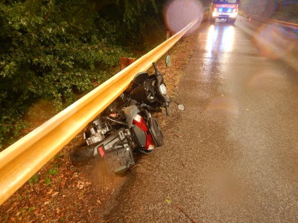 Medzi Preseľanmi nad Ipľom a Šahami motocyklistu vymrštilo na kapotu a čelné sklo vozidla