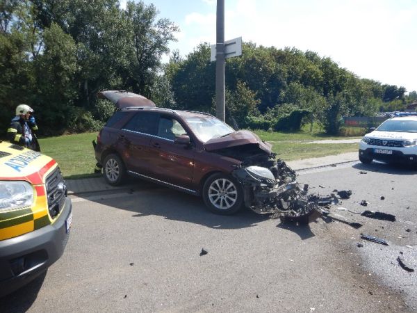 Do autobusu v Kalnej nad Hronom narazilo osobné vozidlo