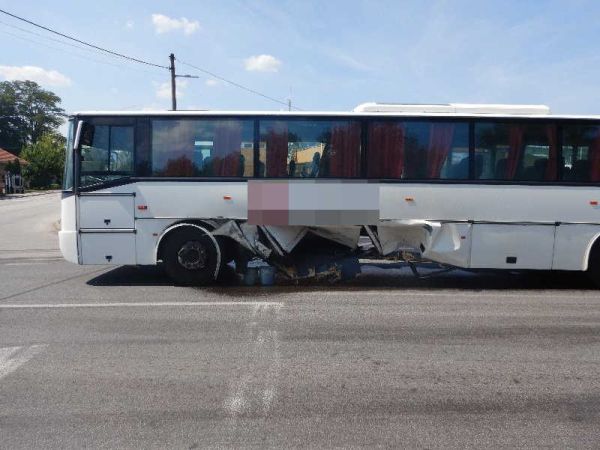Do autobusu v Kalnej nad Hronom narazilo osobné vozidlo