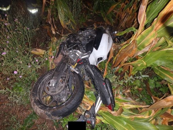 Pri Šarovciach dostal motocyklista šmyk a zišiel z vozovky, poranil si nohu