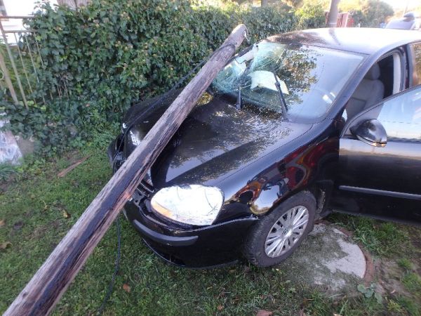 V Tekovských Lužanoch idúce vozidlo narazilo do odstaveného vozidla, odrazilo ho do stĺpu