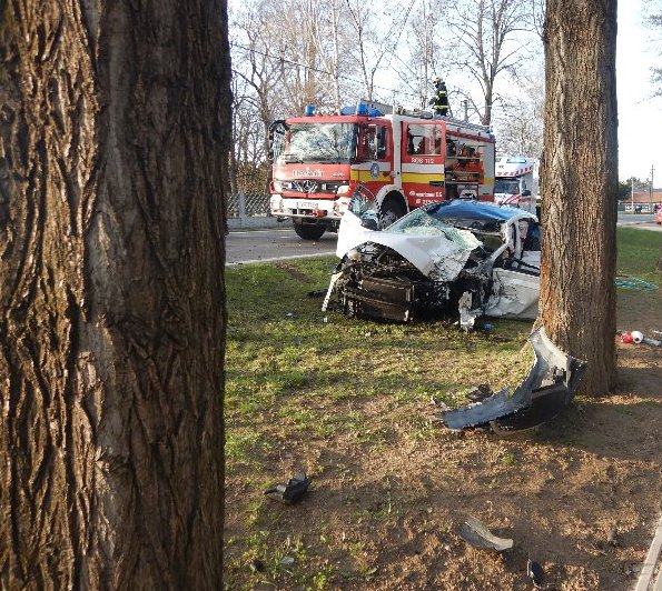 Vážna dopravná nehoda kamióna s osobným vozidlom v Kalnej nad Hronom, dve ťažko zranené osoby (foto)