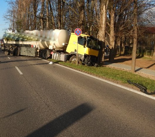 Vážna dopravná nehoda kamióna s osobným vozidlom v Kalnej nad Hronom, dve ťažko zranené osoby (foto)
