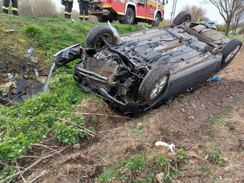 Medzi Hornou Sečou a Kalnou nad Hronom skončilo osobné vozidlo prevrátené v poli
