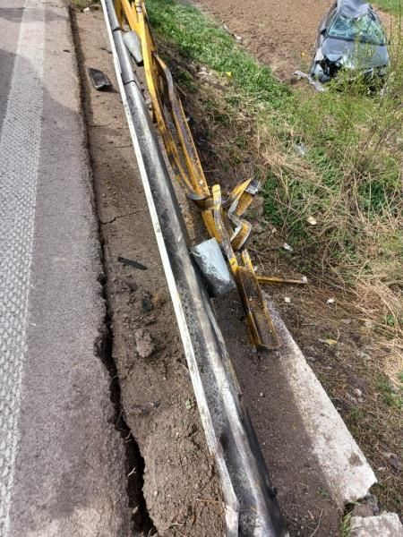 Medzi Hornou Sečou a Kalnou nad Hronom skončilo osobné vozidlo prevrátené v poli