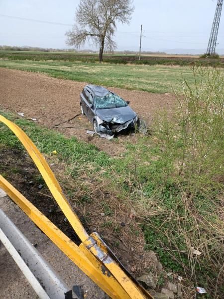 Medzi Hornou Sečou a Kalnou nad Hronom skončilo osobné vozidlo prevrátené v poli