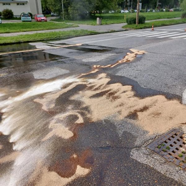 V Leviciach nákladné vozidlo narazilo do obrubníka, poškodila sa palivová nádrž a na vozovku vytieklo asi 600 litrov nafty