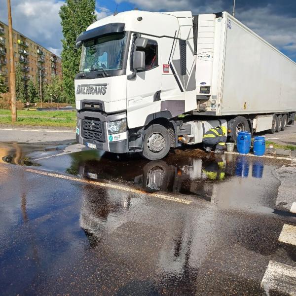V Leviciach nákladné vozidlo narazilo do obrubníka, poškodila sa palivová nádrž a na vozovku vytieklo asi 600 litrov nafty