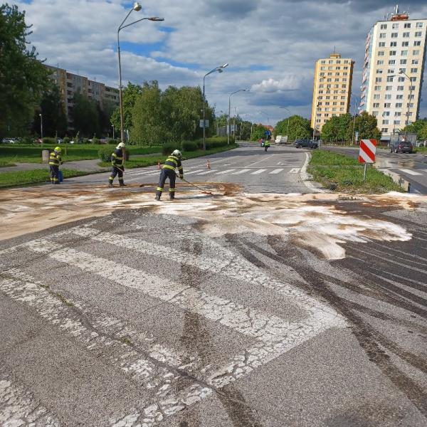 V Leviciach nákladné vozidlo narazilo do obrubníka, poškodila sa palivová nádrž a na vozovku vytieklo asi 600 litrov nafty