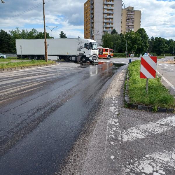 V Leviciach nákladné vozidlo narazilo do obrubníka, poškodila sa palivová nádrž a na vozovku vytieklo asi 600 litrov nafty