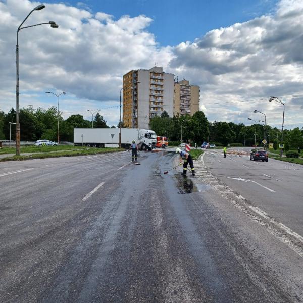 V Leviciach nákladné vozidlo narazilo do obrubníka, poškodila sa palivová nádrž a na vozovku vytieklo asi 600 litrov nafty