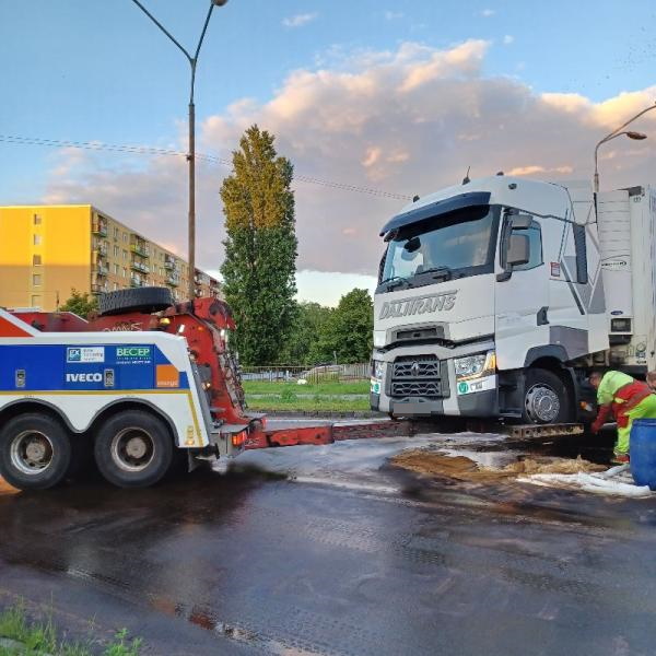 V Leviciach nákladné vozidlo narazilo do obrubníka, poškodila sa palivová nádrž a na vozovku vytieklo asi 600 litrov nafty