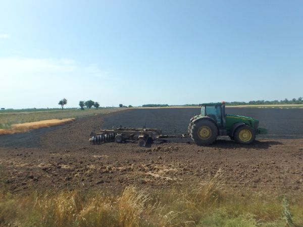 Pri Šarovciach vedľa kruhového objazdu horelo pole, vznikla škoda za 10.000 eur (video)