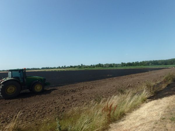 Pri Šarovciach vedľa kruhového objazdu horelo pole, vznikla škoda za 10.000 eur (video)