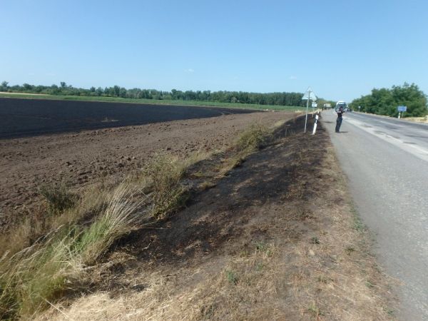 Pri Šarovciach vedľa kruhového objazdu horelo pole, vznikla škoda za 10.000 eur (video)