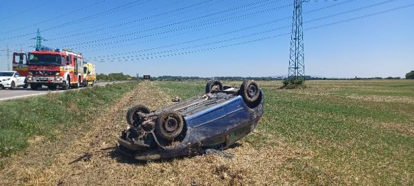 Pri Kalnej nad Hronom skončilo osobné vozidlo v poli na streche