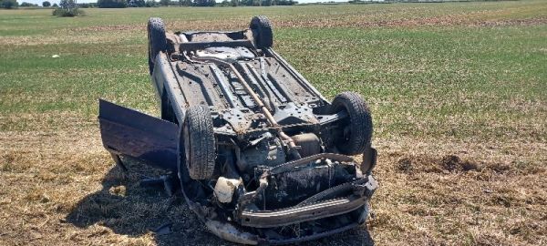 Pri Kalnej nad Hronom skončilo osobné vozidlo v poli na streche