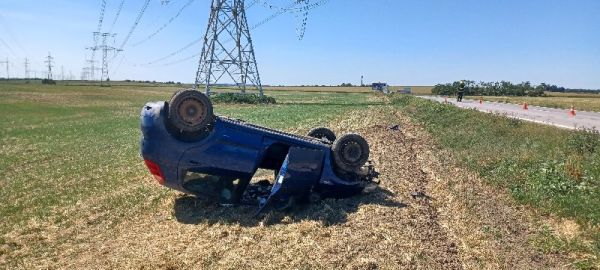 Pri Kalnej nad Hronom skončilo osobné vozidlo v poli na streche