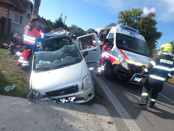 V Pastovciach vodič s osobným vozidlom zišiel z vozovky a narazil do betónového premostenia priekopy, dvaja zranení