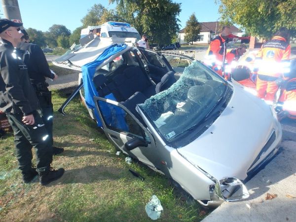 V Pastovciach vodič s osobným vozidlom zišiel z vozovky a narazil do betónového premostenia priekopy, dvaja zranení