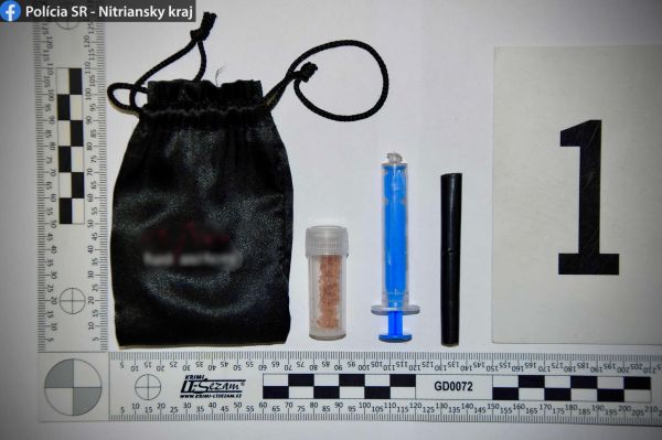 Mladá vodička vydala policajtom v Bátovciach neznámu kryštalickú látku, tvrdila, že je to pervitín