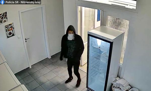 Pátranie po totožnosti osoby na záberoch - v Leviciach došlo ku krádeži vlámaním do obchodnej prevádzky