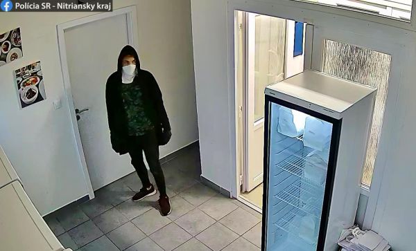 Pátranie po totožnosti osoby na záberoch - v Leviciach došlo ku krádeži vlámaním do obchodnej prevádzky