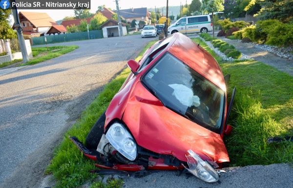 Opitá vodička v Krškanoch prešla s vozidlom do priekopy, kde narazila do betónového premostenia