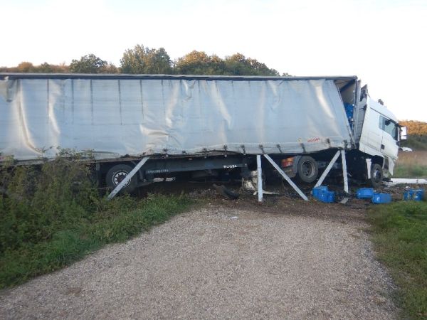 Pri Plášťovciach havaroval kamión, z palivovej nádrže unikala nafta Pri Plášťovciach havaroval kamión, z palivovej nádrže unikala nafta