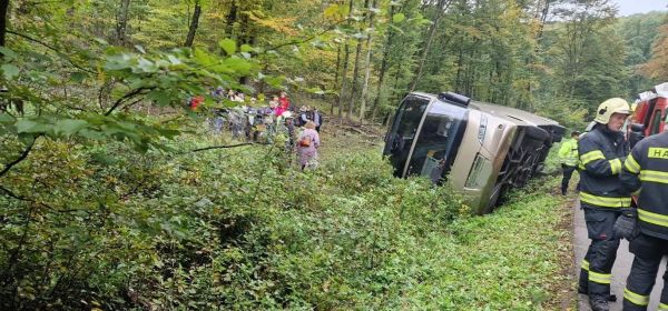 Pri Bohuniciach sa prevrátil autobus, nehoda si zatiaľ vyžiadala päť zranených